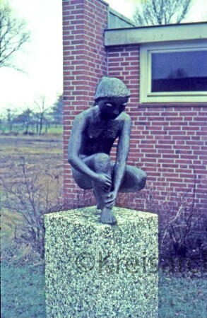 Grundschule Glashütte: Müllerstraße: Kunst am Bau: Bronzeplastik "hockender Knabe" auf einem Steinblock: dahinter Erweiterungsbau