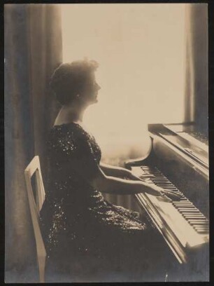 Helene von Nostitz-Wallwitz am Klavier im Profil