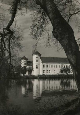 Rheinsberg (Mark). Schloss (ehemaliges Sanatorium "Helmut Lehmann"). Gesamtansicht von Südwesten vom gegenüberliegendem Seeufer