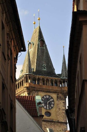 Rathausturm : Blick durch eine enge Gasse zum Altstädter Rathausturm in Prag