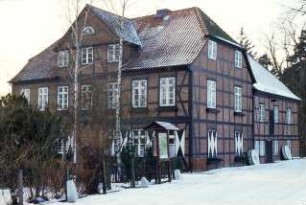 Mühle: Frontseite im Winter