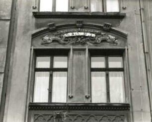 Görlitz, Landeskronstraße 13. Wohnhaus mit Läden (1902). Obergeschossfensterpaar