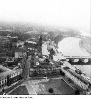Neumarkt mit Ruine der Frauenkirche, im Hintergrund der Kulturpalast im Bau
