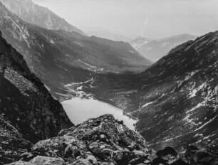 Bergtal : Blick in ein Bergtal mit See