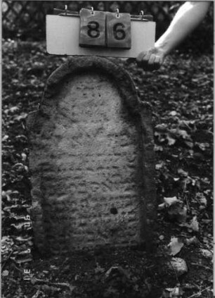 Grabstein 86 (Index: 99790582) Maße HxBxT: 67x49x16 cm: Grabstein 86