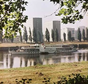 Dresden. Blick über die Elbe zur Wohnbebauung Terrassenufer Steinstraße