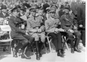 Joseph Goebbels und drei Offiziere
