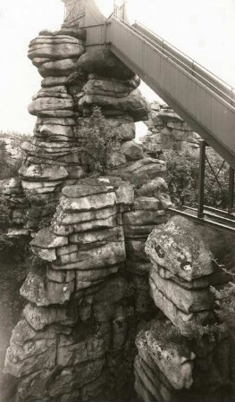 Erzgebirge. Greifensteine bei Ehrenfriedersdorf (in Bänken verwitterter Granit). Ansicht mit Treppe zur Aussichtskanzel