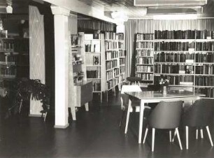Neukirch (Lausitz). Zentralbibliothek. Innenansicht mit Bücherregalen und Leseecke