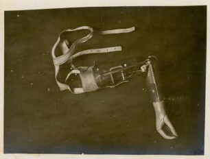 Foto einer angewinkelten Armprothese aus dem Kngl. Reservelazarett in Singen