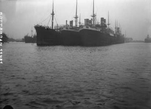 Ankernde Schiffe im Hafen von Rotterdam