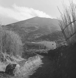 Aufstieg zum Stromboli, Blick von einem Weg im Ort zum Gipfel des Vulkans