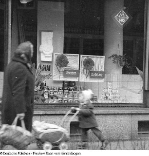 Passanten vor Schaufenstern