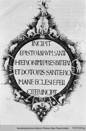 Hieronymus: Epistolae : Incipit: Medaillon mit Inschrift, von Girlanden gerahmt, auf denen Putti emporklettern