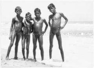 Unbekleidete Kinder am Strand