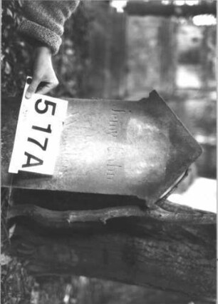 Grabstein 517 (Index: 99900866) Material: Sandstein Zustand: fast völlig verwittert Maße HxBxT: 60x29x14 cm Beschreibung: Stele mit Dreiecksabschluss, Verdachung: Grabstein 517A