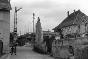Neuenburg: Straße am Rathaus mit Kirchenbau