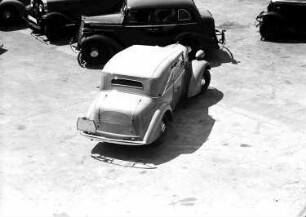 Schöneberg: Eduard Winter; Opel Modell 1934; in verschiedenen Stellungen