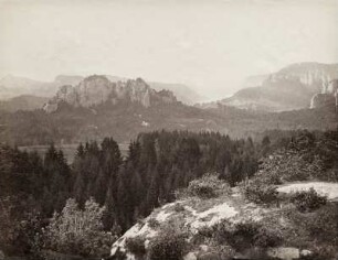 Blick auf eine bergige Landschaft mit Wald und Sandsteinfelsen in der Ferne : Vermutlich Böhmische Schweiz. Blick auf eine bergige Landschaft mit Wald und Sandsteinfelsen in der Ferne