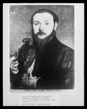Porträt eines Mannes mit einem Falken