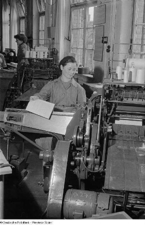 Lehrling an einer Druckmaschine
