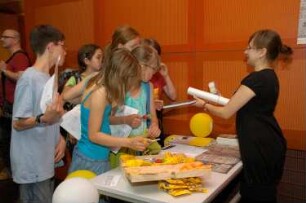 Informationsstand "Bibliotheksrallye für Kinder" (Kinder lernen die Bibliothek spielerisch auf einer Rallye kennen. Die Maya-Zahlen weisen den Weg)