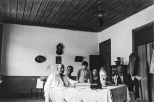 Familie am Tisch : Eine Familie an einem Tisch.