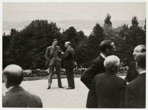 Gartenparty bei Joseph Avenol, Generalsekretär des Völkerbundes in Genf. rechts: Joseph Avenol, links: Anthony Eden, ganz rechts: Yvon Delbos, 4. von rechts: René Massigli