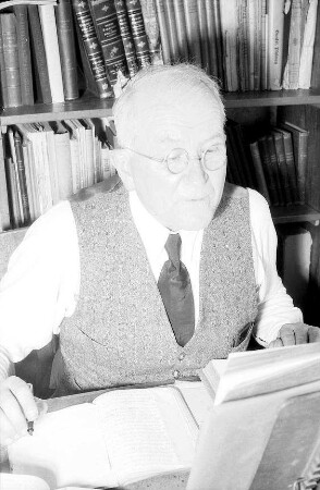 Wittenweiler: Missionar [Adolf] Vielhauer, Portrait am Arbeitstisch