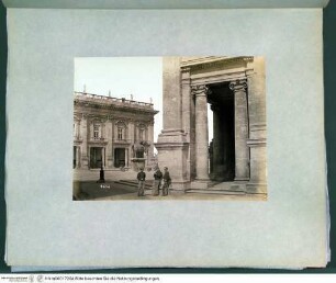 I Rome architectureKapitolsplatz aus der Ecke des Palazzo dei Conservatori, mit drei Gendarmen im Vordergrund - Rotes Album I (Architektur antik und modern)