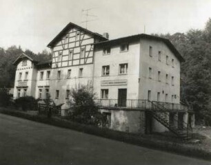 Rosenthal-Bielatal, Talstraße 34. Ferienheim der Vereinigten Holzindustrie Finsterwalde und Café Mühle Brausenstein (um 1900). Straßenansicht von Nordosten
