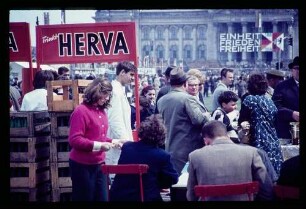Maikundgebung/ Menschen an Getränkestand vor Reichstag