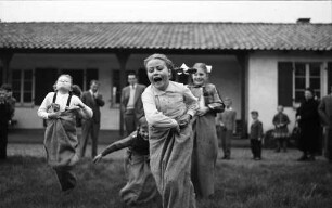 Spielfest für Kinder im Caritas-Waldheim.