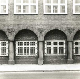 Cottbus, Neumarkt 5. Neues Rathaus (1934/1935, 1967 Aufstockung). Arkadenteil (Berliner Straße)