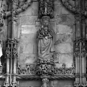 Portalrahmung, Zentrum: Madonna