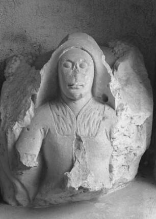 Fragment eines Grabsteins mit einer Frauenfigur