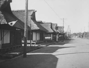 Straßenbild in Honjuku bei Fuchu in der Präfektur Tokio : Ansicht mit Gebäuden mit Irimoya-Dächern (Irimoya-zukuri )