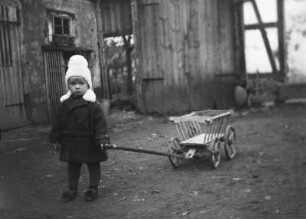 Mittelsachsen, Kinderportrait : Mittelsachsen. Kleines Mädchen mit Leiterwagen