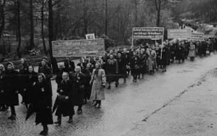 Demonstration in Schwarzenberg mit der Losung: "Der Volkskongress für den Frieden hilft uns im Kampf um den Friedensvertrag" anlässlich des 1. Volkskongresses für Einheit und gerechten Frieden 1947 : Demonstration in Schwarzenberg anlässlich des 1. Volkskongresses für Einheit und gerechten Frieden 1947