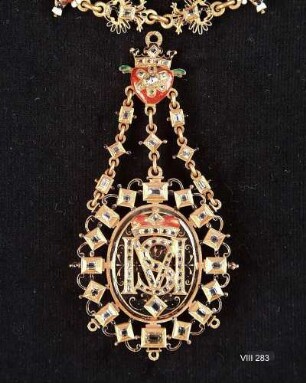 Monogrammanhänger M S mit Kette für Kurfürstin Magdalena Sibylla