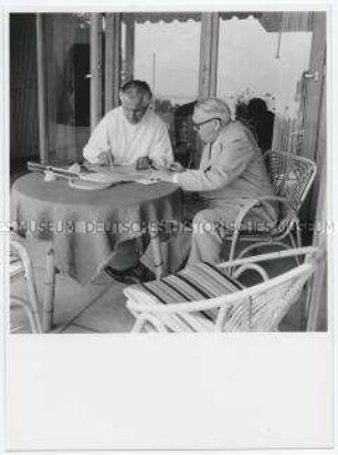 Ludwig Erhard und Architekt Sep Ruf auf der Terrasse des Hauses am Tegernsee
