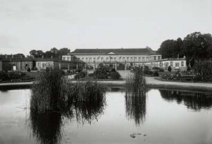 Hannover-Herrenhausen, Schloss : Hannover-Herrenhausen. Schloss. Ansicht über von Südwesten über den Großen Garten mit Wasserbecken