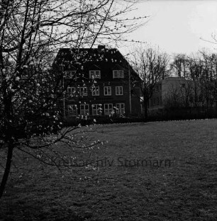 Kurpark: vorn Grünfläche: hinten Haus des Handwerks