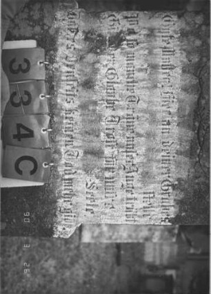 Grabstein 334 (Index: 100009390) Zustand: Vorderseite: Inschrifttafel mehrfach zerbrochen und wiedereingesetzt, kleine Teile fehlen Maße HxBxT: 188x60x20 cm: Grabstein 334C