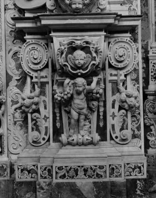 Konsole mit Putto als Atlant