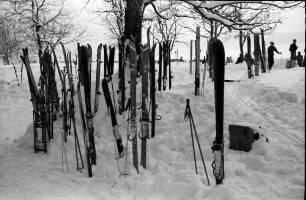 Feldberg: In den Schnee gesteckte Skier