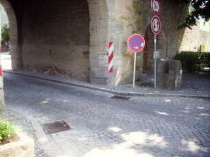 Stadtbefestigung - Stadttor (Unteres Tor)-Ansicht von Feldseite mit Durchfahrt sowie steinerner Schrankenauflage im Süden in Übersicht