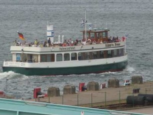 Rostock - Hafenrundfahrt : Ein Ausflugsschiff kreuzt im Hafen. Aufgenommen am 24. Juli 2010 im Seehafen Rostock