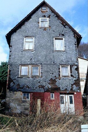 Giebel eines sanierungsbedürftigen Hauses