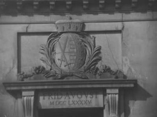Dresden, Marstall am Zwinger. Inschrift und kursächsisches Wappen am Haupteingang